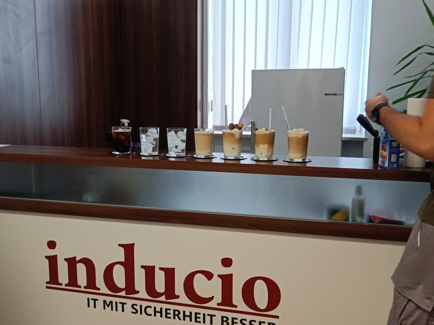 Selbstgemachter Eiskaffee am inducio-Tresen